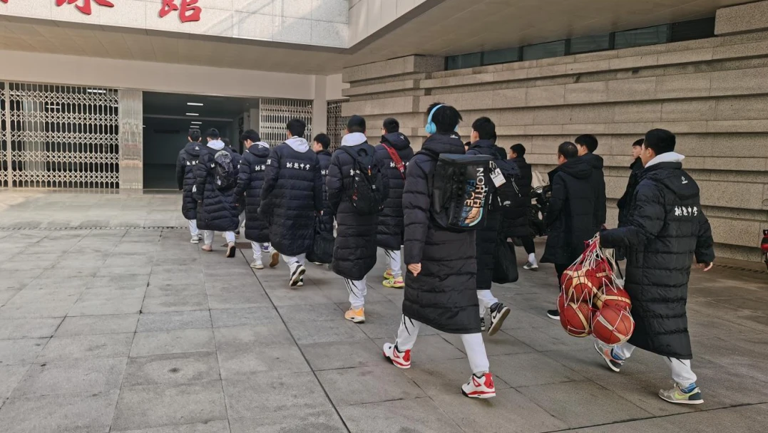 刻苦训练篮球时如何避免受伤的建议_2